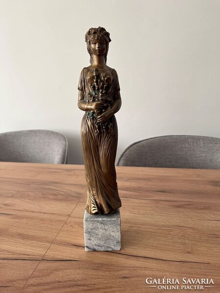 R. Kiss Lenke - Istennő