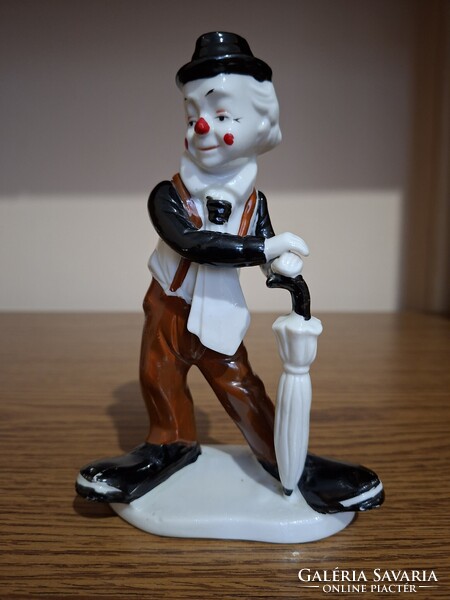 Porcelán esernyős bohóc. 16,5 cm.