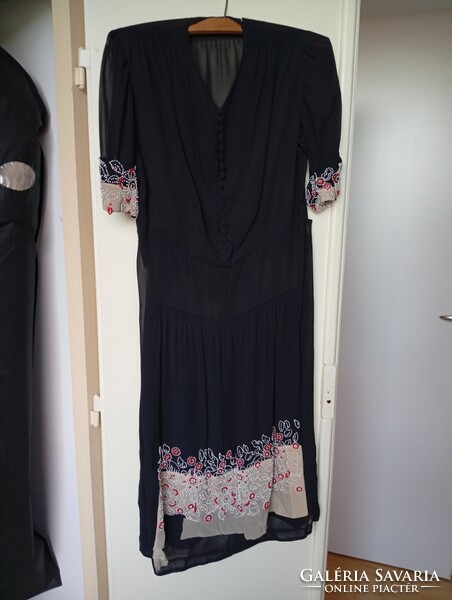 Gyönggyel kivarrt sötétkék  zsorzsett  ruha  1900 körül