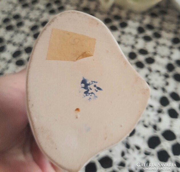 Bodrogkeresztúri ritkábban előforuló festésű Utazó kislány kerámia figura