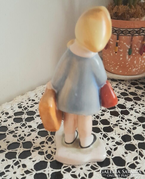 Bodrogkeresztúri ritkábban előforuló festésű Utazó kislány kerámia figura