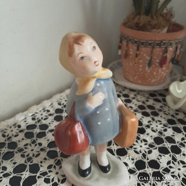 Bodrogkeresztúri ritkábban előforuló festésű Utazó kislány kerámia figura