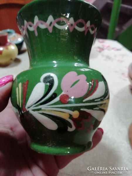 Jelzett kerámia váza 23.a képeken látható állapotban van 10cm.Akció Aukció több száz termék vegye vi