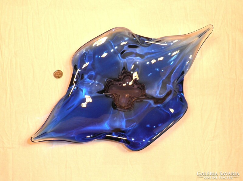 Nehéz, nagy méretű, kék színű, üveg asztalközép.