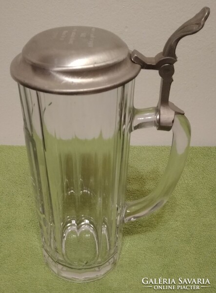 1993. - Lövenwirtshaus München üveg söröskorsó - jelzett - csuklós, ónfedeles - 7,5 x 21 cm.