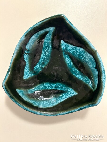 Fekete alapon türkizmintás kistál- Bodrogkeresztúri?