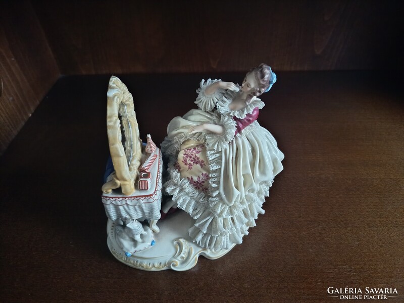 Volkstedt tükrös nő