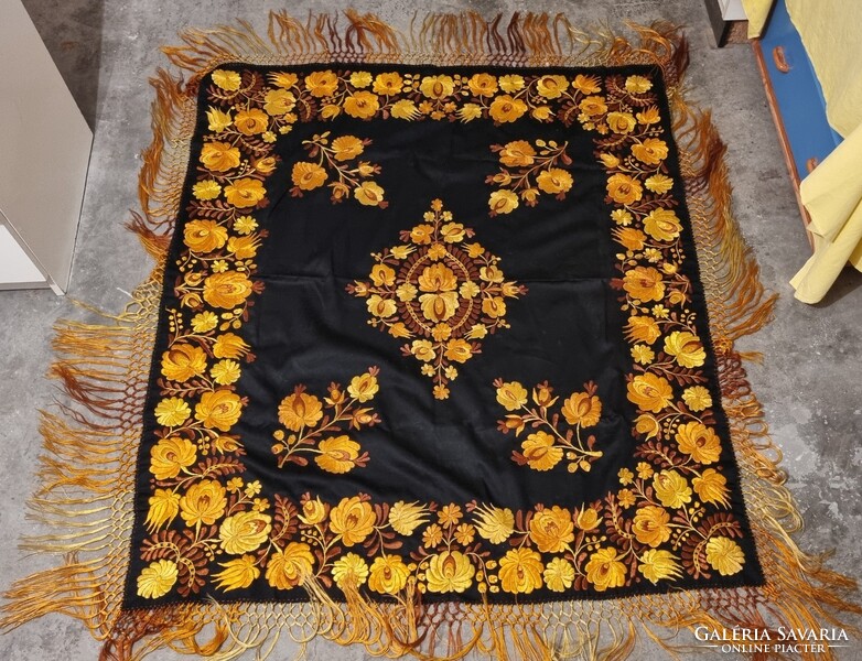 Hímzett asztalterítő 120x140 cm