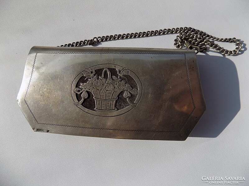 Ezüst színházi táska. Nagyon szép belső rész bőrből.