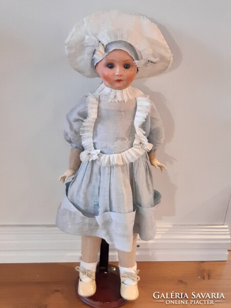 RÉGI TEXTILTESTŰ MASÉ BABA KÉK RUHÁBAN, 30-AS, 40-ES ÉVEK, KB. 48 CM