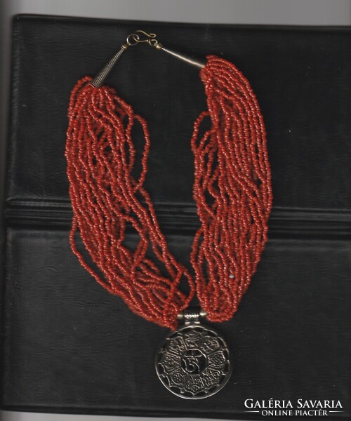 Női nyaklánc medállal