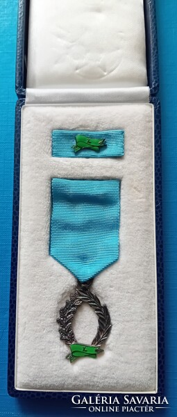 Rendőrségi 10 éves szolgálati jel, dobozában