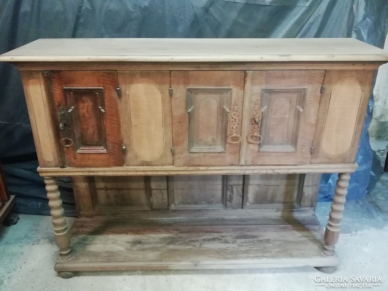 Reneszánsz stílusú kiszekrény, tálaló, pohárszék