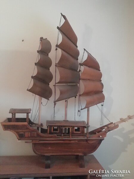 Hatalmas méretű fa hajó, dísz hajó
