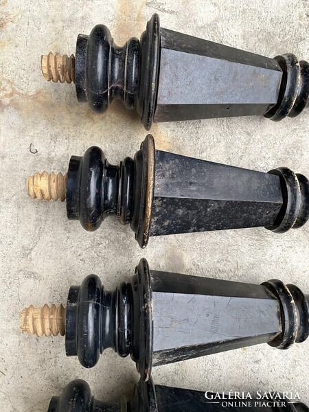 3 + 2 DB ANTIK GURULÓS, RÉZ KEREKŰ ZONGORA LÁB, FEKETE PÁCOLT SZÍNNEL ARANY CSÍK DÍSZÍTÉSSEL ASZTAL