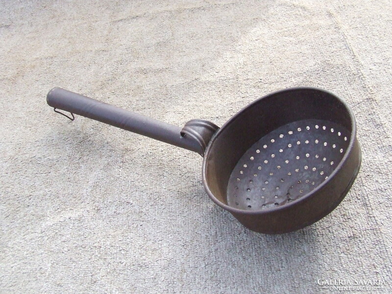 Régi konyhai eszköz bádog szűrő