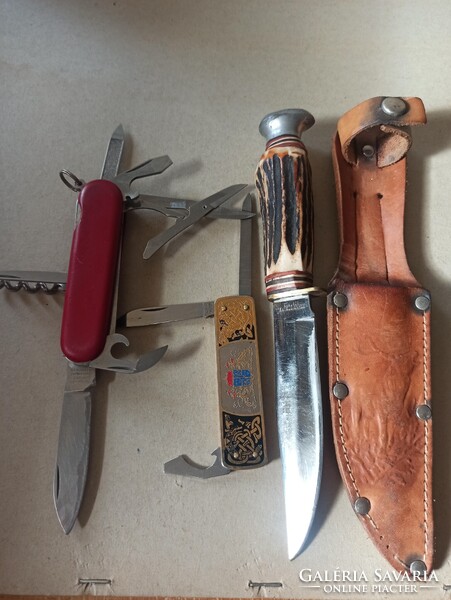 I am offering for auction 3 knives 1 Swiss army knife 1 Swedish knife 1 hunting knife made in Solingen