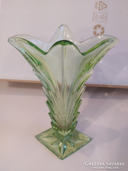 Art deco stílusú zöld, uránzöld színű üveg váza 24 cm