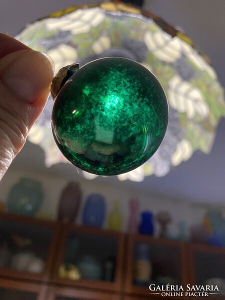 Antik Karácsonyfa vastag falú üveggömb, üveg dísz. A zöld 4 cm, a fehér 5,5 cm
