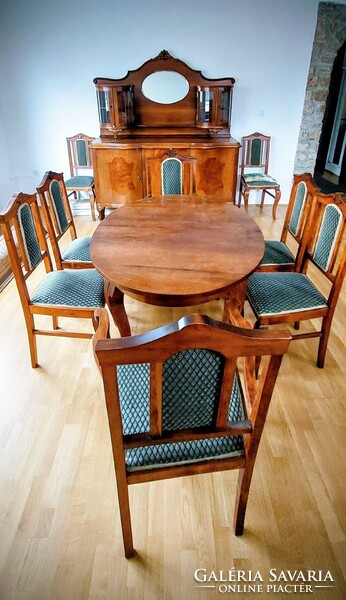 Ebédlő garnitúra tálaló szekrényekkel.