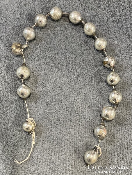 Antik Karácsonyfa vékony üveg gyöngysor girland 14 db ép üveggel. Mérete 2,5x3,5 cm, a hossza 54 cm.