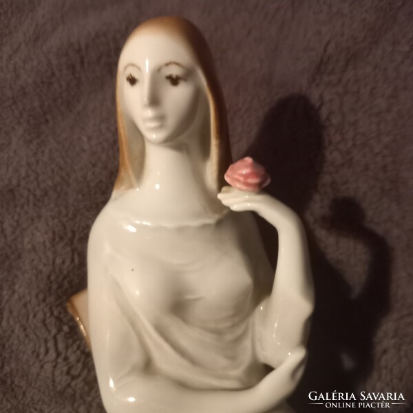 Zsolnay : Elegáns nő virággal