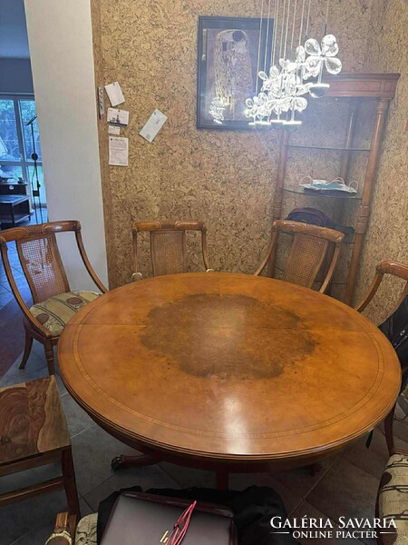 El Castillo kerek oválissá nyitható asztal, 6db szék és kávézó/dohányzó asztal