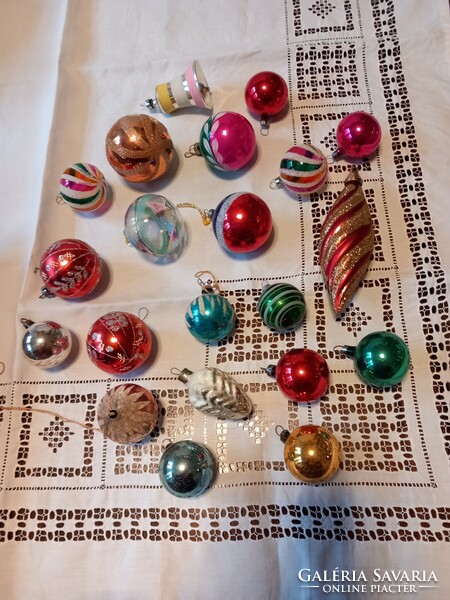 21 db üveg karácsonyfadísz, zömében 1970 körüli