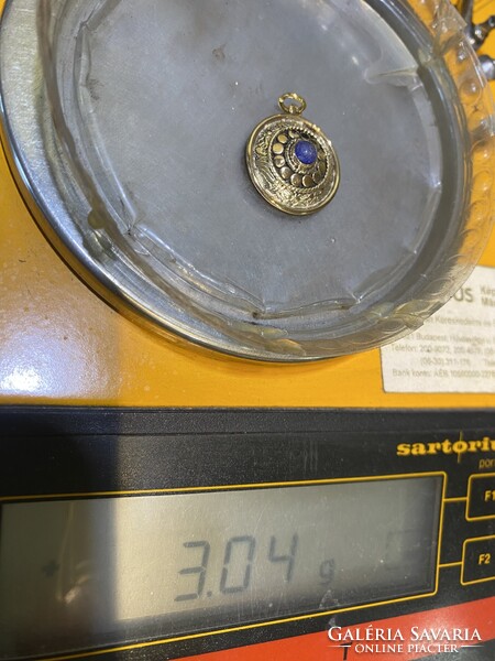 Arannyal futtatott ‘Mandala’ medál kőzepén lapis lazuli kővel