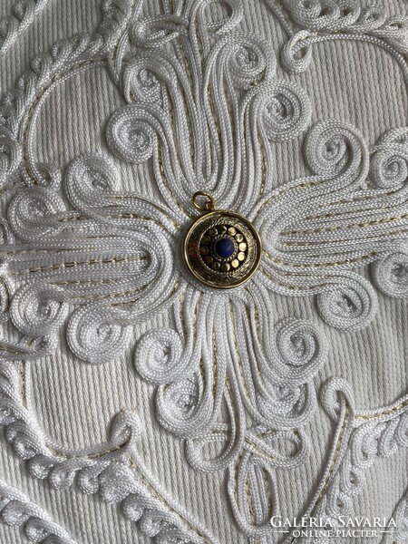Arannyal futtatott ‘Mandala’ medál kőzepén lapis lazuli kővel