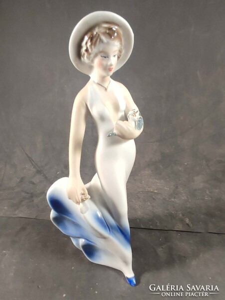 Jelzett porcelán nő virággal 225