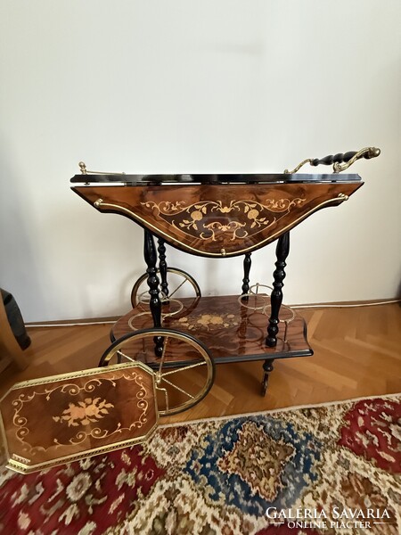 Intarziás antik stílusú ital- és szervírozó kocsi