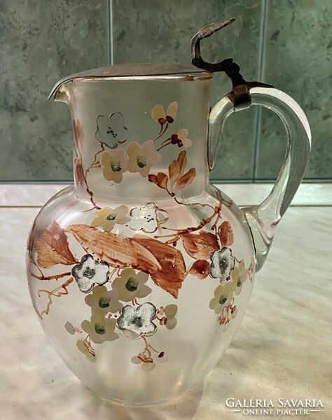 Huta antik fújt ónfedeles üveg kancsó, kézzel festett virág mintával.