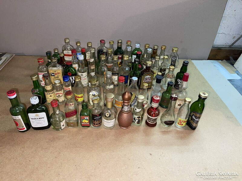 Régi Mini üveg gyűjtemény , repülőgépen felszolgált “feles” italok