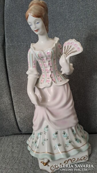 Hollóházi porcelán hölgy legyezővel