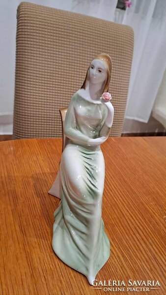 Zsolnay ülő nő rózsával