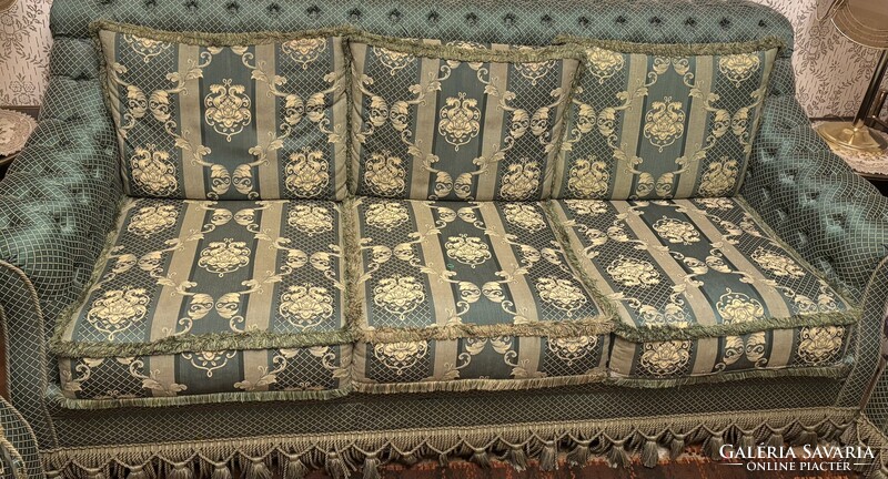 Klasszikus stílusú, damaszt mintás kanapé kèt darab fotellal