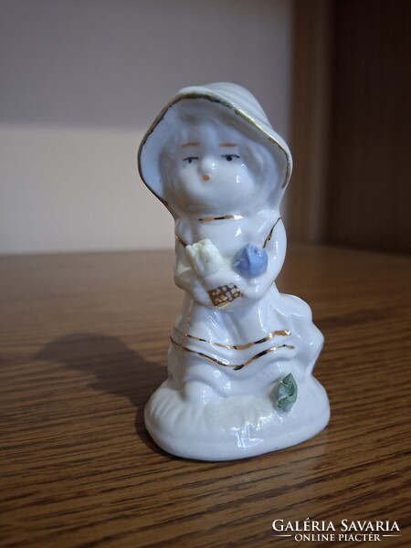 Porcelán kislány virággal.