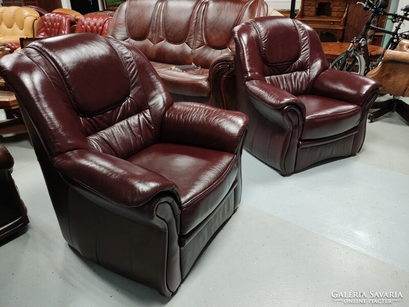 Antikolt bordó színű ülőgarnitúra  lábtartós fotelekkel , 3 személyes bőr kanapé + 2 relax fotel
