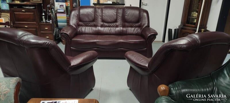 Antikolt bordó színű ülőgarnitúra  lábtartós fotelekkel , 3 személyes bőr kanapé + 2 relax fotel