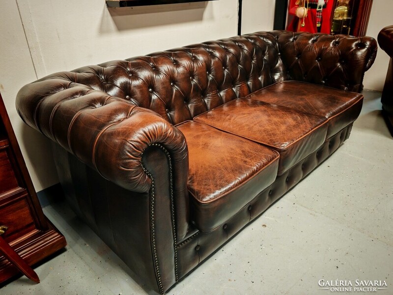 Klasszikus angol bőr ülőgarnitúra chesterfield kanapé + 2 db. fotel patinás szép állapotban