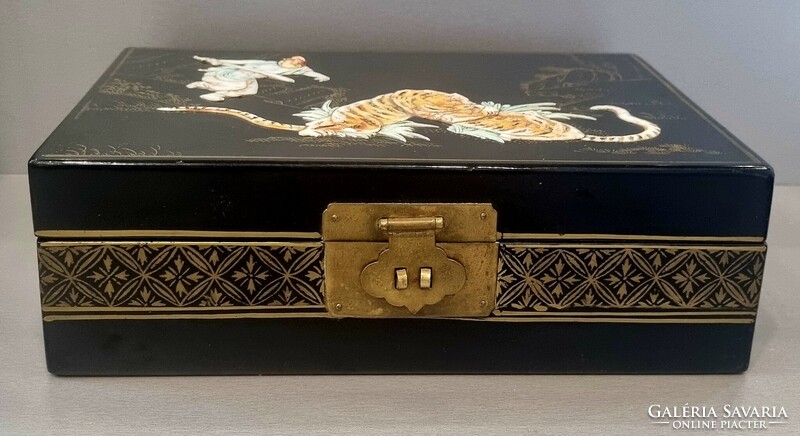 Nagy méretű keleti antik gyöngyház és csont berakásos festett lakk doboz