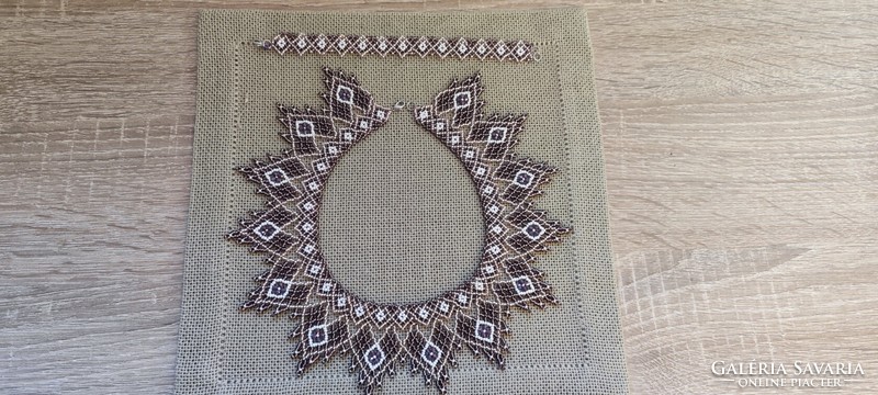 Egyedi gyöngygallér,nyakék karkötővel