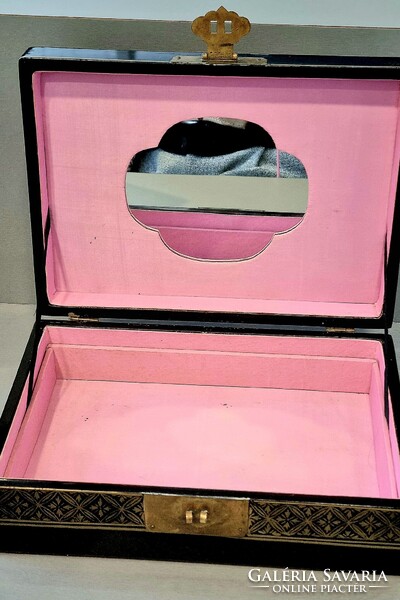 Nagy méretű keleti antik gyöngyház és csont berakásos festett lakk doboz