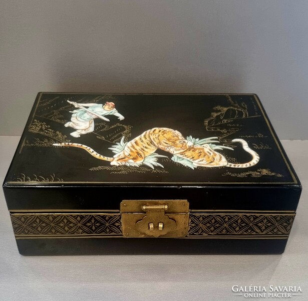 Nagy méretű keleti antik gyöngyház és csont berakásos festett lakk doboz