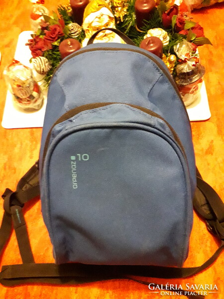 QVECHUA Sötétkék cipzáros 2 fakkos gyerek hátizsák 34x23 cm.