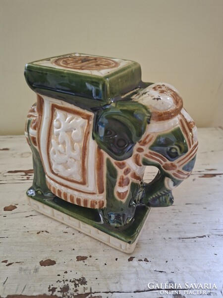 Elefántos virágtartó