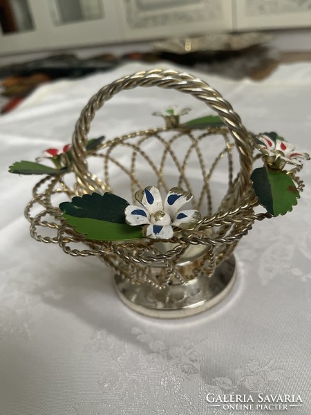 Tündéri Vintage masszív fonott fém kosár festett virágokkal levelekkel.