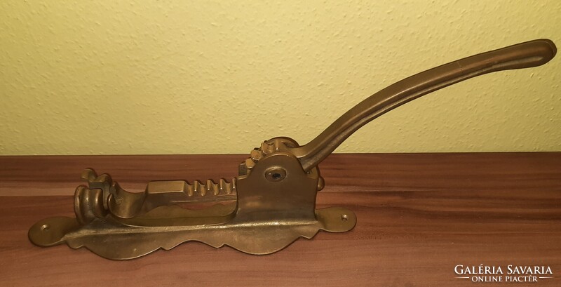 Nagyon szép sárgaréz fali dugóhúzó