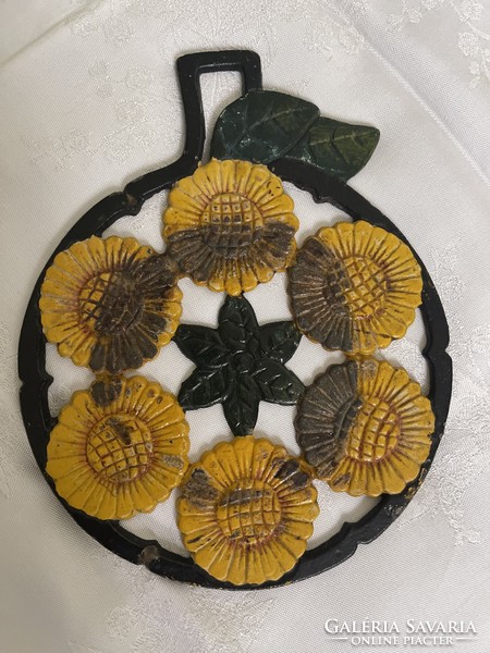 Tündéri falra akasztható edényalátét vas napraforgokkal.